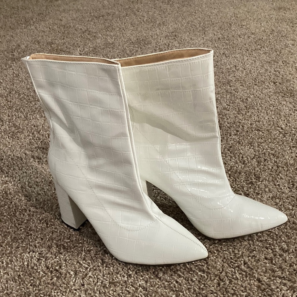 Fashion Nova NEW White Patent-Leather, Faux-Crocodile, High Heeled Boots, size 9